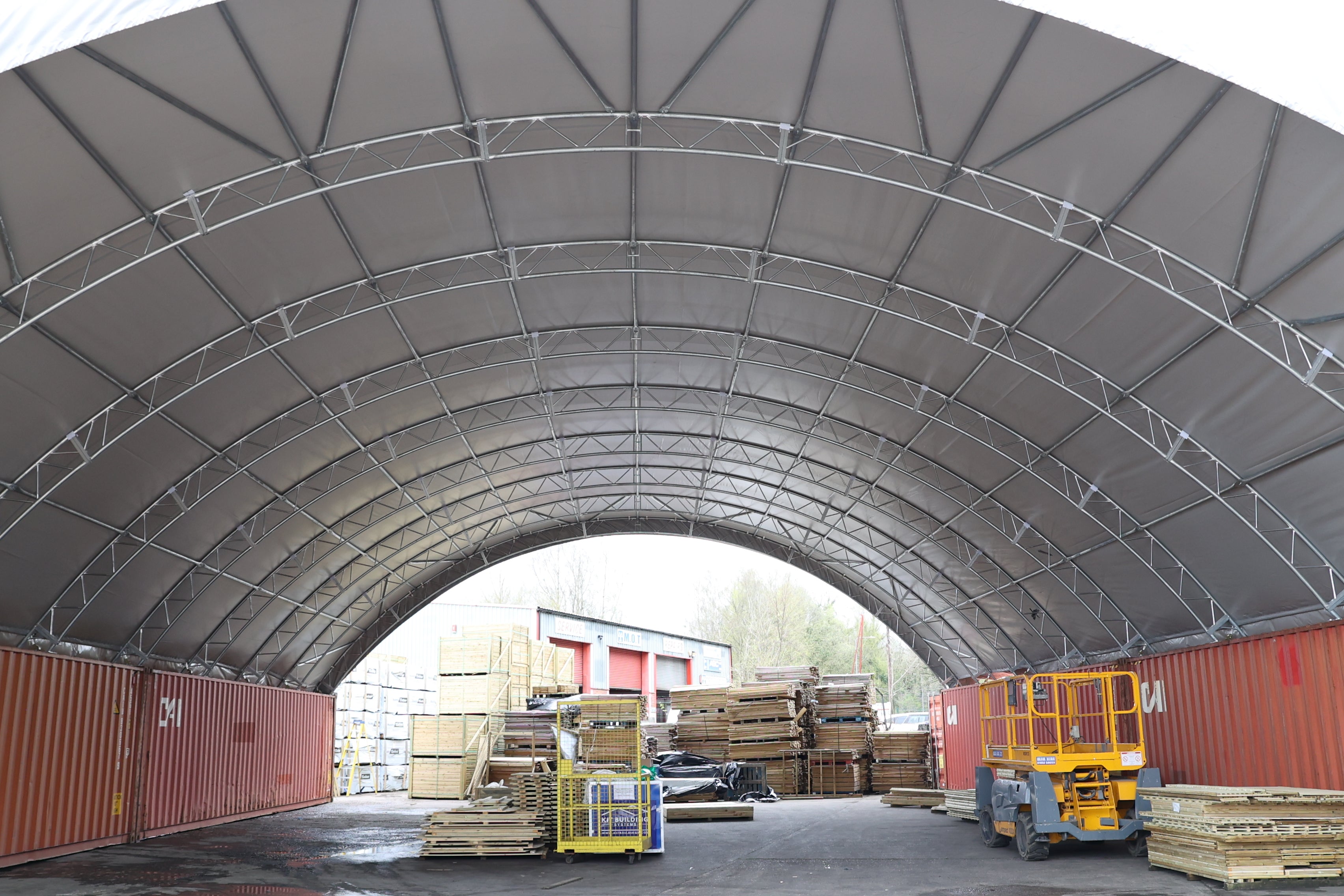 Container Shelter - 60ft x 40ft x 20ft (18.3m x 12m x 6m) installerad på insidan av containrar
