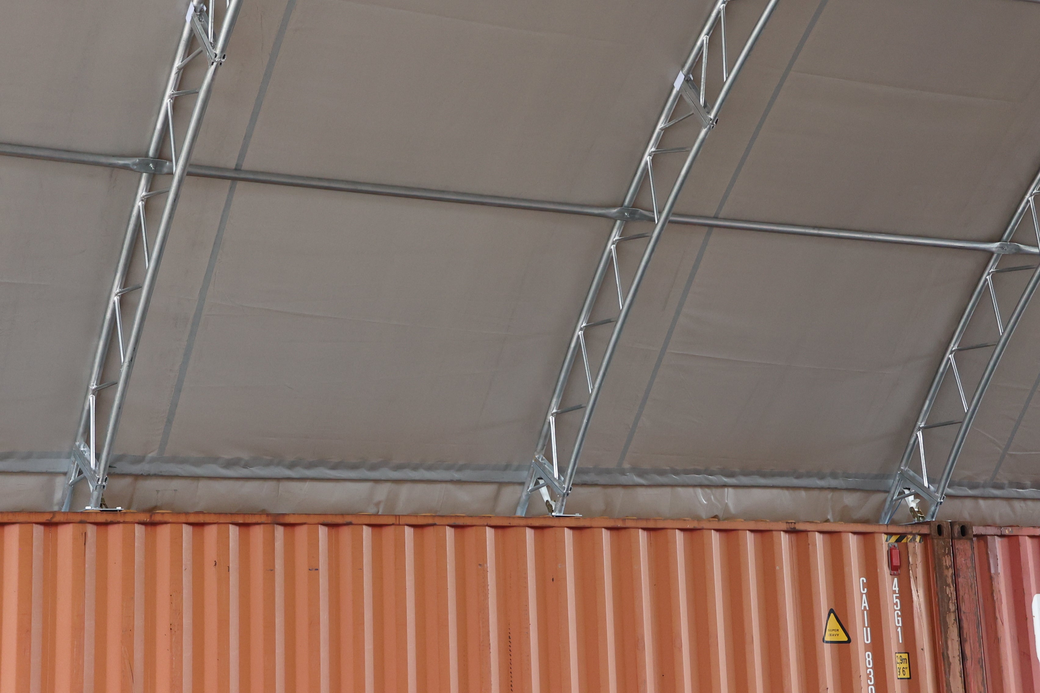Container Shelter - 60ft x 40ft x 20ft (18.3m x 12m x 6m) installerad på insidan av containrar