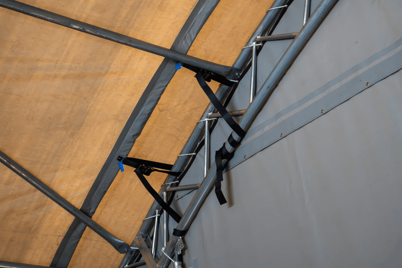 Container Shelter - 60ft x 40ft x 20ft (18.3m x 12m x 6m) installerad på utsidan av containrar