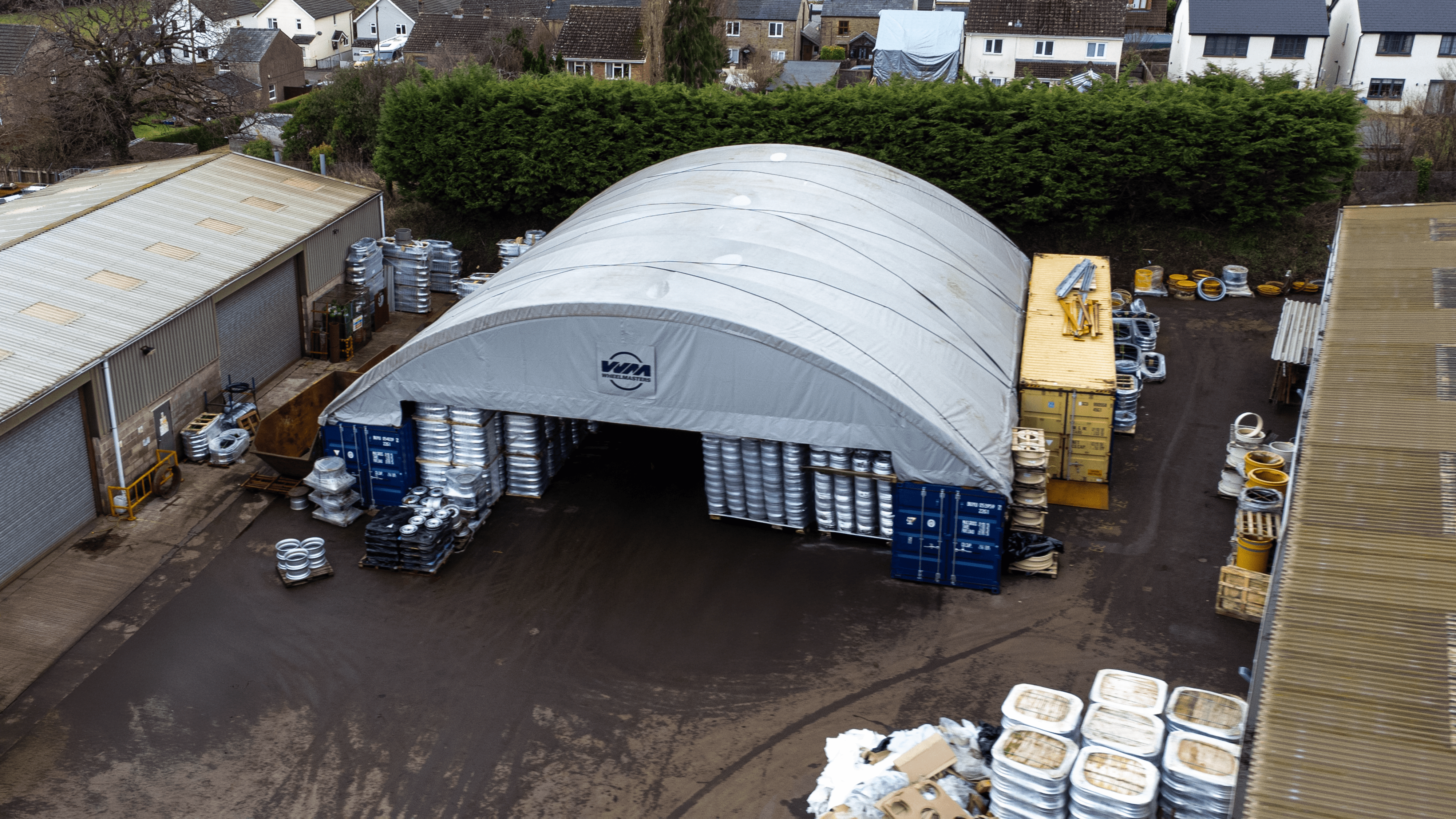 Container Shelter - 60ft x 40ft x 20ft (18.3m x 12m x 6m) installerad på utsidan av containrar