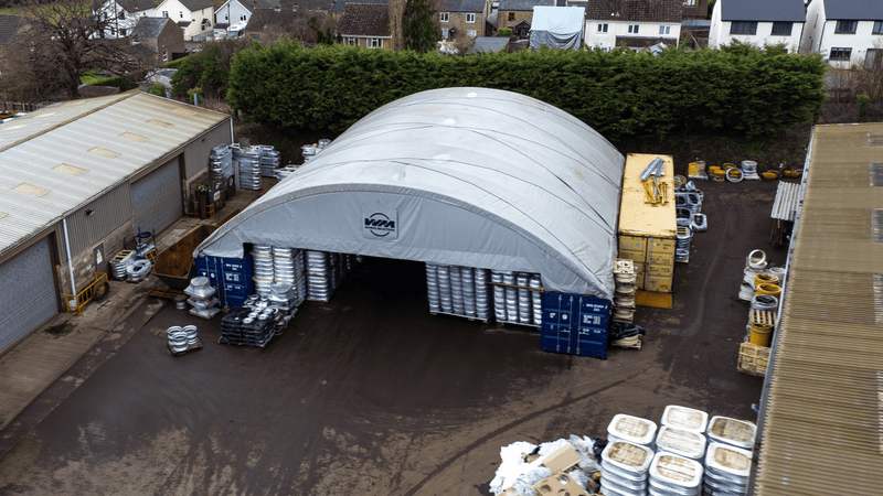 Container Shelter - 60ft x 40ft x 20ft (18.3m x 12m x 6m) installerad på utsidan av containrar