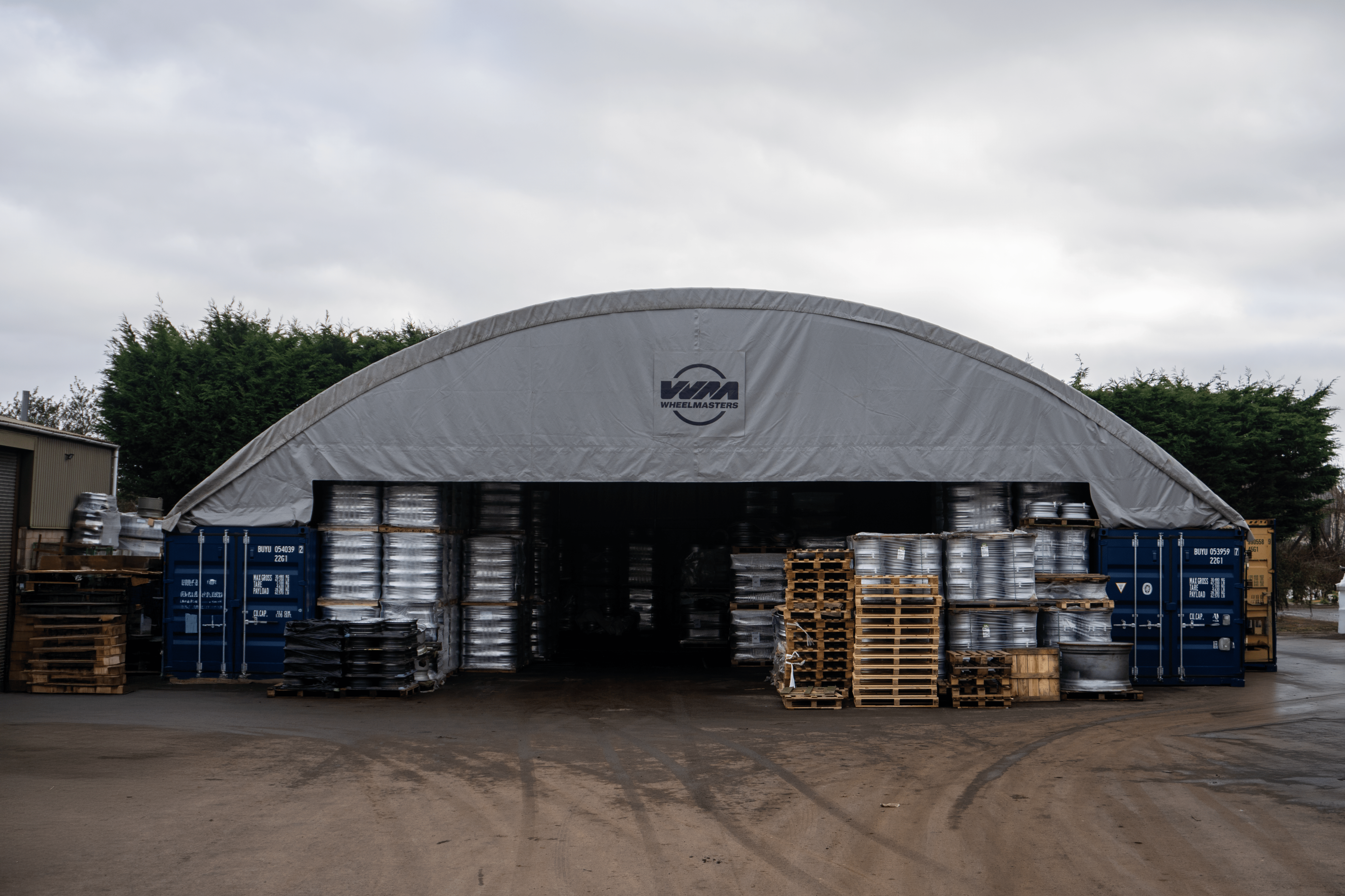 Container Shelter - 60ft x 40ft x 20ft (18.3m x 12m x 6m) installerad på utsidan av containrar